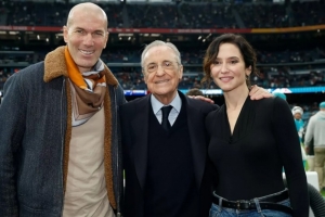 NFL西班牙首演！弗洛伦蒂诺、齐达内赛前现身伯纳乌现场