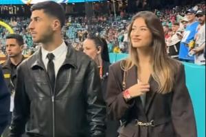 俊男靓女29岁阿森西奥携女友重回伯纳乌，现场观看NFL比赛