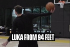 太离谱了！东契奇篮下单手甩狙 篮球贯穿全场94英尺精准入筐！