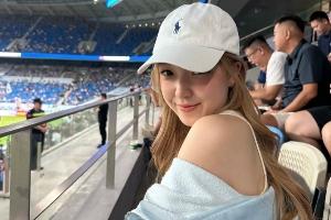 球场情场双得意！拜合拉木脚后跟巧射，评论区疑似女友评论：棒棒