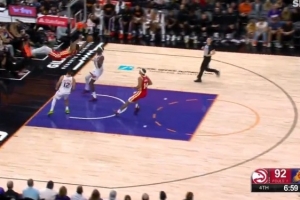 但愿无碍啊！里萨谢抢断反击暴扣没抓稳重摔砸地 左臀挫伤退赛