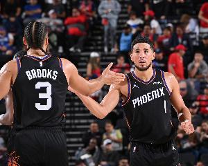 狄龙：布克突破和牵制防守球商极高 他能找到队友&促进队友成长