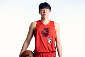 解说：杨瀚森今天整体确实好很多 也算把握住了机会 耐心