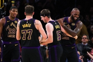 三巨头！湖人赢球海报：老詹东子小里同时登上封面 八村塁入镜