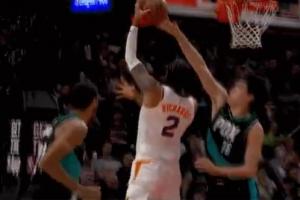 上来就发挥！杨瀚森直面理查兹 送对手吃个大火锅