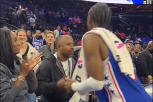 泪目！哈登绝杀犯规被漏判心情不佳❤️仍穿越人海拥抱马克西母亲