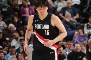 杨瀚森时隔8场再度披挂上阵 上一次出战是10月30日