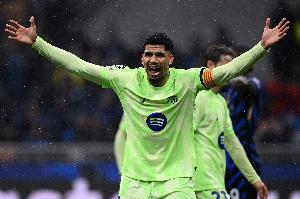 记者：阿劳霍今日回到巴塞罗那，直接前往甘伯体育城参加训练