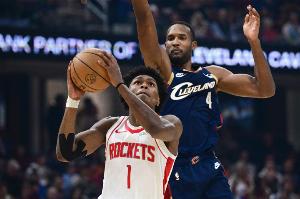 亨特：莫布里擅长拉开进攻空间 亚当斯则在篮下 这是我看到的区别