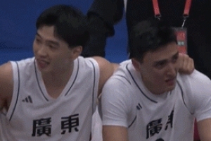 全运男篮U22组夺冠！被替换下场的于米提在替补席流下激动的泪水