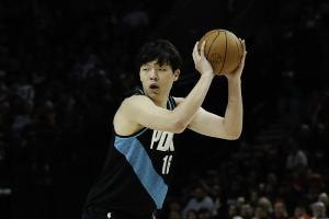 可惜啊拼劲很足！杨瀚森三分不中 随后拼到前场板还是没进！