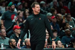 夺回球权！西索科&布泽利斯争球出界 开拓者挑战成功