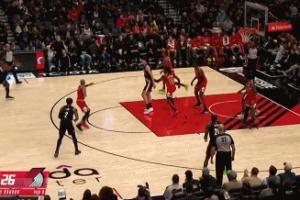 没进球没关系！杨瀚森抢到进攻篮板 随后不看人传球助攻队友3分！