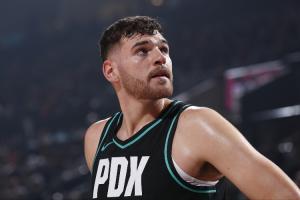 这一手还是猛的！克林根赛季至今狂揽65个前场篮板 高居联盟第一