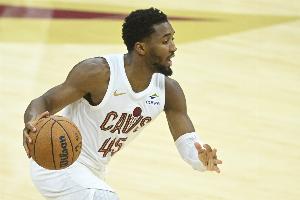 终于醒了？米切尔第四节半节砍下15分 将分差缩小至2分