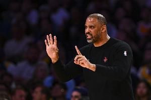 2分钟3个前场板！亚当斯补篮被吹干扰球 回放明显好球&乌度卡挑战