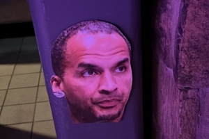 虾仁猪心！侠记晒照：达拉斯一酒吧外的垃圾桶上贴着哈里森头像