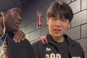 杨瀚森出镜！开拓者讨论奶酪条应该怎么吃 小杨：咬它