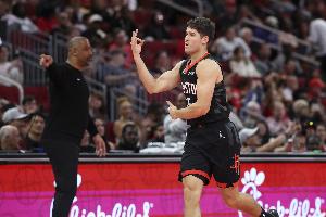 好快的出手！谢泼德接小贾传球速射三分 已经砍下14分打停掘金