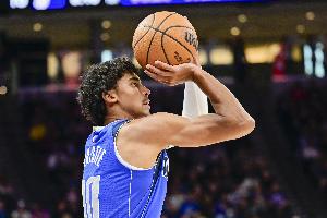 速度极快！克里斯蒂快下不惧费尔斯追防直接暴扣