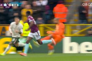 痛击队友！桑切斯开大脚爆头恩佐，恩佐倒在地上缓了一会