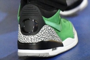 壕！库里今日球场通道上脚的AJ3俄勒冈大学PE市价近8000美元