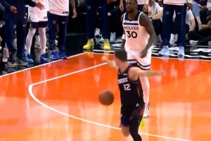 图啥？兰德尔后场莫名搂一把吉莱斯皮 被吹转换犯规&送一罚一掷