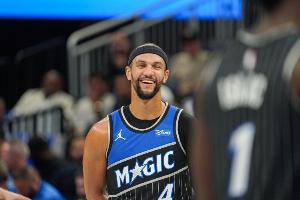 要崩盘了？萨格斯中路突破双手滑翔暴扣！魔术领先到18分！