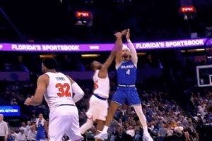 关键球！萨格斯三分被大桥犯规 尼克斯挑战成功&中圈跳球！