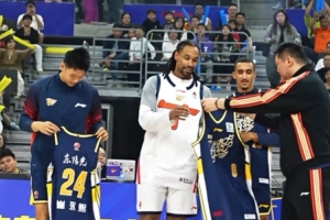 广东队官方社媒晒朱芳雨为4大新援发放球衣视频：社牛入队仪式