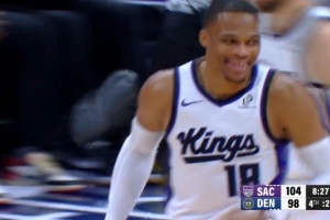 越战越勇！威少底角接球 迎着防守果断开炮三分命中