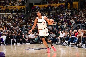 还是很强！艾维单打面对防守命中撤步跳投 活塞三节不到破百