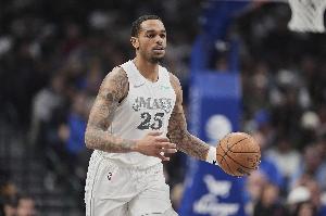 外线没开！华盛顿17中7拿到15分8板 三分5中1