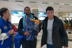 媒体人：华莱士竞技状态不佳已离开新疆男篮 球队正寻找其他外援