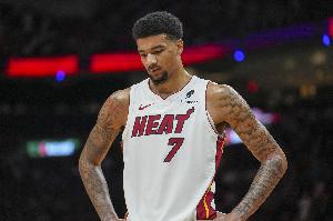 阿德巴约：斯波&工作人员&队友每个人都在吼韦尔 他一步步在成长