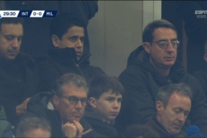 巴黎主席纳赛尔现身看台，现场观战米兰德比