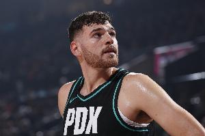 犯规太多！克林根2记三分拿到8分8板2助2帽 5犯仅打20分钟