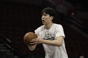 记者：比较早投中三分后 杨瀚森后续更敢于远出手投 但把握度不高