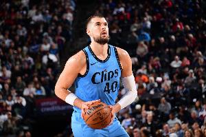 两双到手！祖巴茨半场11中6拿到12分10板 其中5前场板