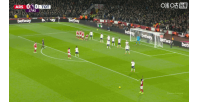 可惜！萨卡任意球直接攻门，皮球略微高出球门
