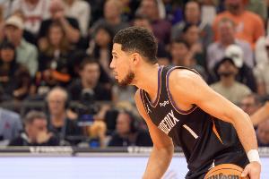 不在状态！布克半场11投仅3中拿到10分 三分3中0