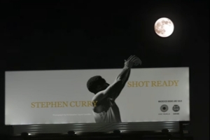 延时摄影！库里投篮广告牌和月亮完美角度！形成一个出手投篮弧线