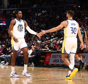 库明加恢复期间如何跟上球队步伐？库里：他知道如何平衡这一切