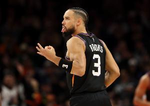 战旧主抢戏！狄龙半场13分2板1断 有连得9分表现&但也撞翻亚当斯