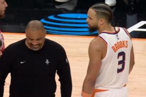 亚当斯被撞翻！乌度卡一开始跟狄龙激烈对峙 最后笑场了...