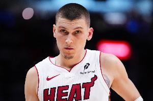 逐渐手感回暖！希罗首秀半场15分钟 8中4拿到8分6板3断