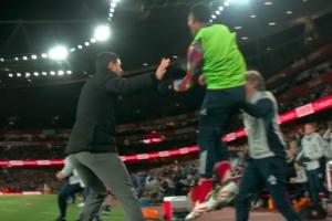 真枪手！阿森纳4-1时替补席斯凯利疯狂庆祝，与教练组激情相拥