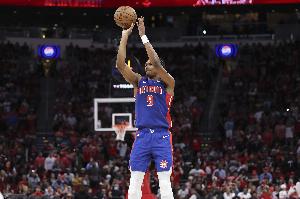 醉八仙！奥萨尔靠到西卡后失去平衡 他拧着身子后仰跳投稳稳命中