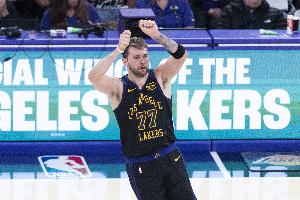 湖记：东契奇进三分后看着快船教练组 困惑地示意为何他没被包夹