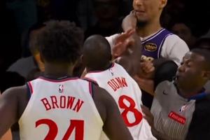 臂展可以啊~ 邓恩冲突中一巴掌拍到了海斯的下巴！